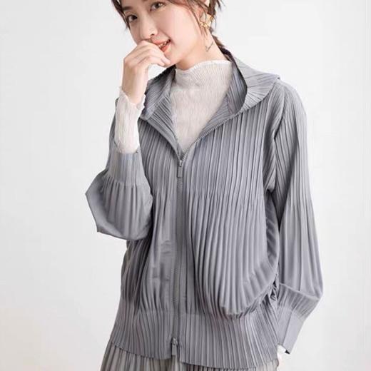 价值3000+ 蒋欣款！三宅早秋新款褶皱拉链连帽薄款防晒衣/外套 显瘦百搭 日本进口聚酯纤维 轻盈透气性好 上身舒适 带齐标签吊牌！ 商品图2