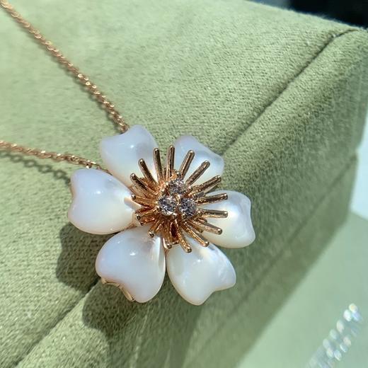 柜台售价120000 象征爱与宁静！梵克雅宝VCA圣诞玫瑰系列玫瑰花白贝母项链 蕴涵生机 圆润而通透 925银镀18k金 贝母晶莹剔透 包装全套齐全！预售 商品图4