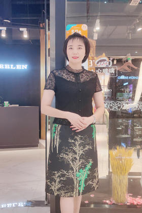 【伯妮斯茵】3B6719--黑色半裙-草地上的午餐---《画尽世间光影，只为挚爱的女人》