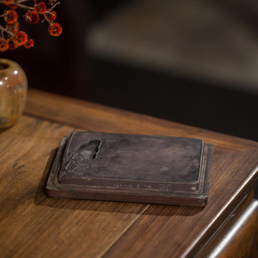 清代 延蝶仙馆如意池梅花长方端砚（原配红木砚盒） 商品图1