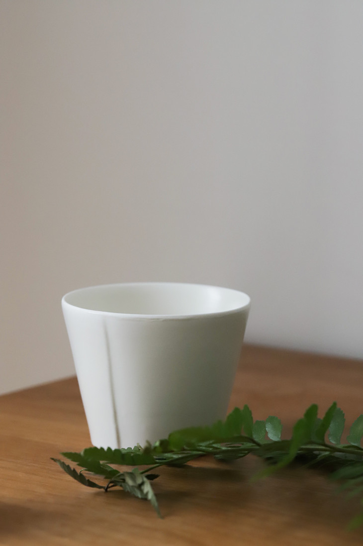 中国新之舍奶酪白釉直角花形水杯平底杯