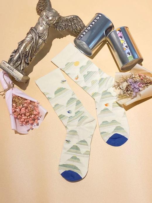 SIOICIKI 设计师联名款SSS2A055山丘-日 时尚中筒袜 商品图0