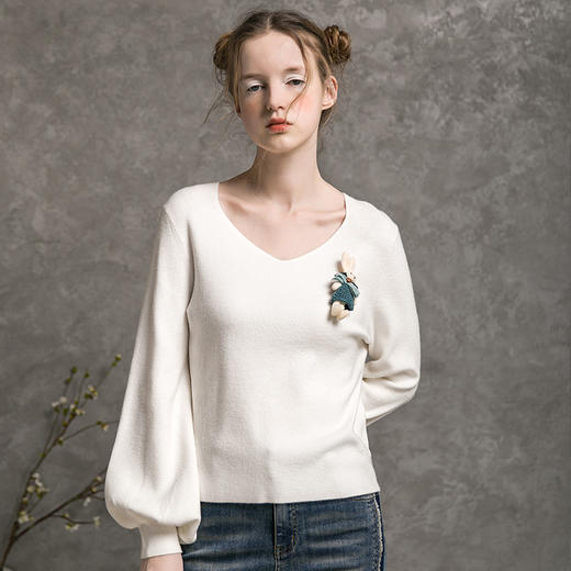 famecoco范可儿V领针织衫女秋长袖灯笼袖纯色宽松套头毛衣D216DD300 商品图1