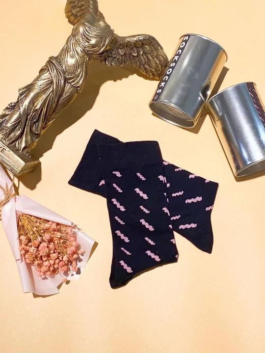 SIOICIKI 设计师联名款SAW3A035规则波浪时尚中筒袜 商品图2