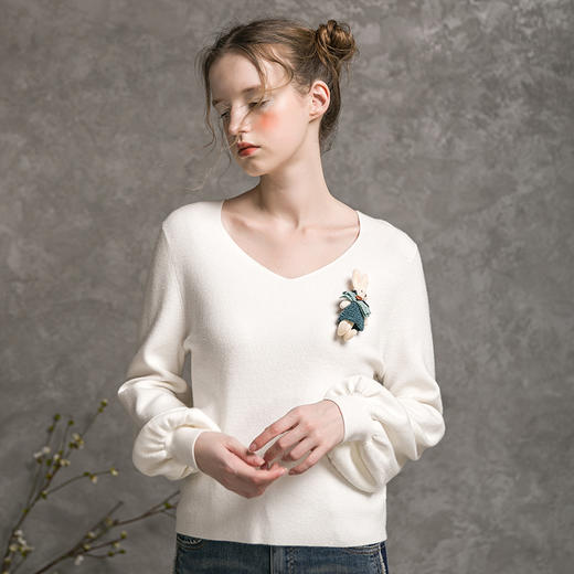 famecoco范可儿V领针织衫女秋长袖灯笼袖纯色宽松套头毛衣D216DD300 商品图3