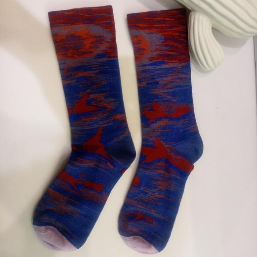 SIOICIKI  SAW1A006设计师联名款紫雾蓝色中筒袜 商品图0