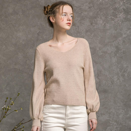 famecoco范可儿V领针织衫女秋长袖灯笼袖纯色宽松套头毛衣D216DD300 商品图2