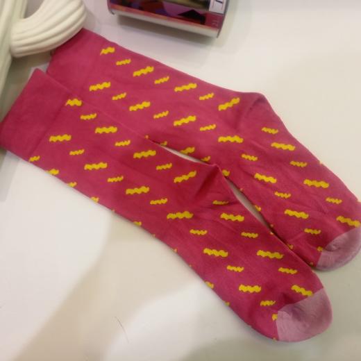 SIOICKI 设计师联名款SAW2A021不规则波浪时尚玫红中筒袜 商品图0