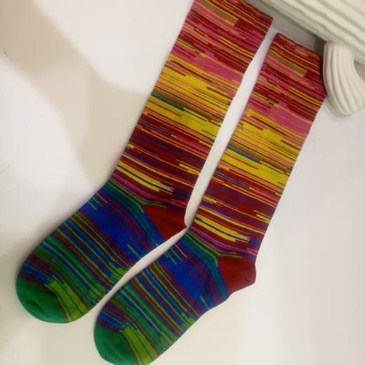 SIOICIKI SAW1B014设计师联名款彩色渐变几何时尚高筒袜 商品图0