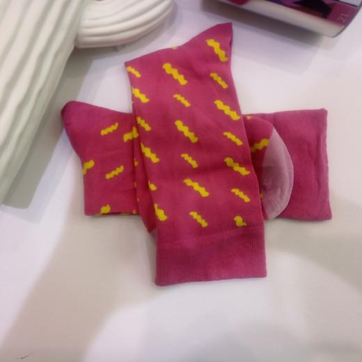 SIOICKI 设计师联名款SAW2A021不规则波浪时尚玫红中筒袜 商品图1