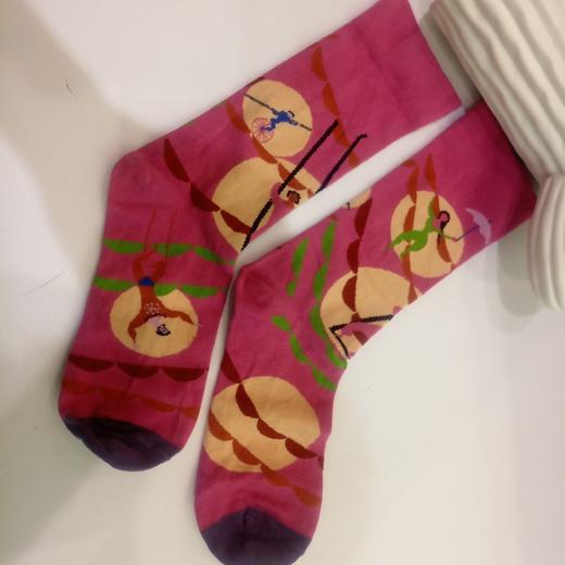 SIOICIKI SAW3A027设计师联名款马戏团玫红中筒袜 商品图0