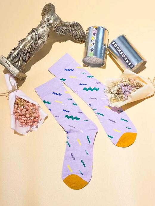 SIOICIKI 设计师联名款SSS2A063不规则波浪时尚中筒袜 商品图0