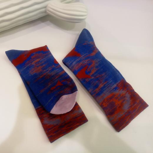 SIOICIKI  SAW1A006设计师联名款紫雾蓝色中筒袜 商品图1