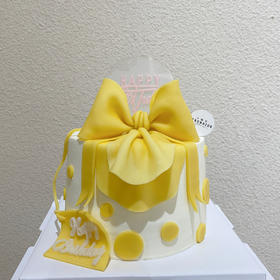 活泼黄色蝴蝶结 · 奶油霜蛋糕