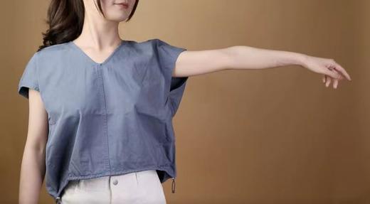 2021春夏新款——COMMXN V字领短上衣 商品图3