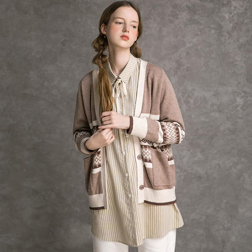 famecoco范可儿提花针织开衫女秋季长袖v领宽松外搭毛衣外套D216DA300 商品图2