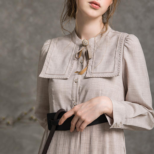 Famecoco范可儿立领连衣裙秋款长袖收腰复古裙(附腰带)F216FA020 商品图1