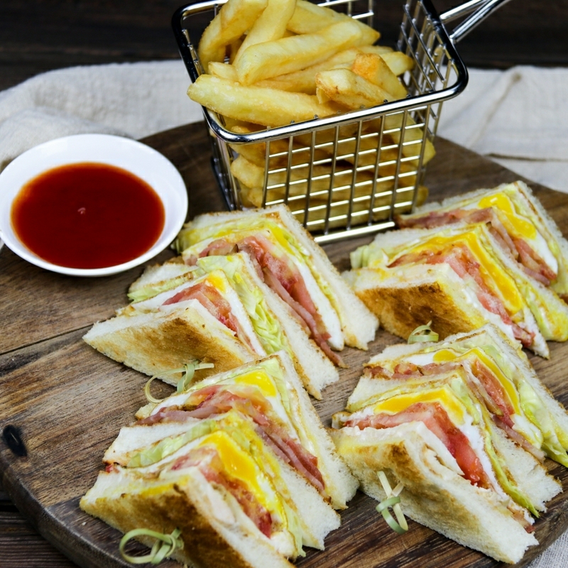 ·涵碧楼总汇三明治配薯条和番茄沙司 The LALU club sandwich with French fries and ketchup