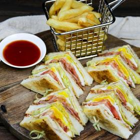 ·涵碧楼总汇三明治配薯条和番茄沙司 The LALU club sandwich with French fries and ketchup