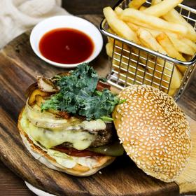 ·复仇者汉堡配薯条和番茄沙司 Avengers Burger with French fries and ketchup