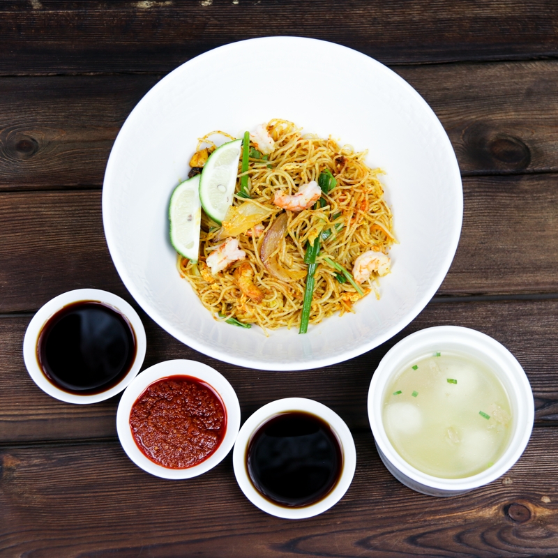 ·新加坡海鲜炒米粉﹑萝卜鱼丸汤 Singapore seafood fried rice noodles, radish fish balls soup