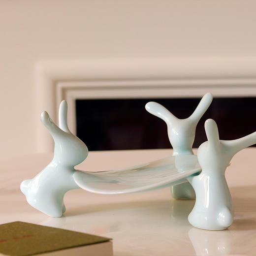 扬眉“兔”气 海棠春睡·兔子陶瓷系列！荣获多项国际大奖，清华美院陶瓷系艺术家作品  托盘/果盘/点心盘 景德镇湖田窑影青釉 高白泥硬质瓷碟 商品图9