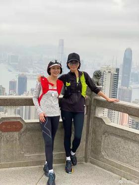  刘嘉玲爱用同款跑山背包居然只要269元！还送两个500ML运动水壶！ 