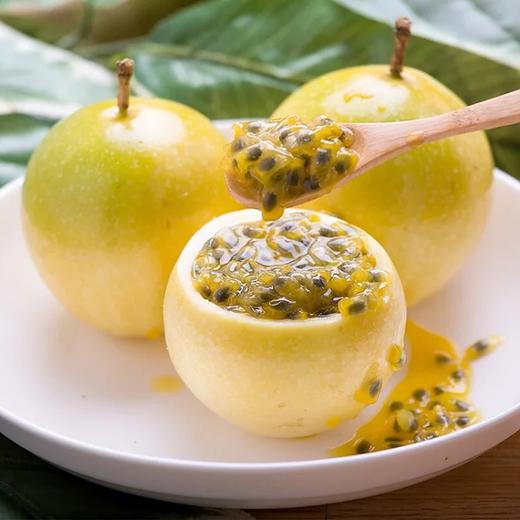 【可以勺着吃的百香果】黄金百香果 钦蜜9号 香气炸弹  甜蜜来袭  颗粒饱满 色泽橙黄 果香馥郁 阵阵沁人心脾的香味 成熟时果皮呈金黄色 酸度低 不加蜂蜜自然甜 商品图0