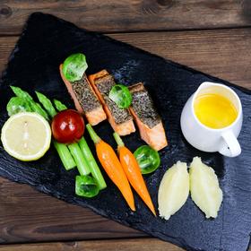 ·香煎三文鱼（200g）佐柠檬黄油汁 Seared salmon（200g） with lemon butter sauce