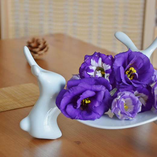 扬眉“兔”气 海棠春睡·兔子陶瓷系列！荣获多项国际大奖，清华美院陶瓷系艺术家作品  托盘/果盘/点心盘 景德镇湖田窑影青釉 高白泥硬质瓷碟 商品图2