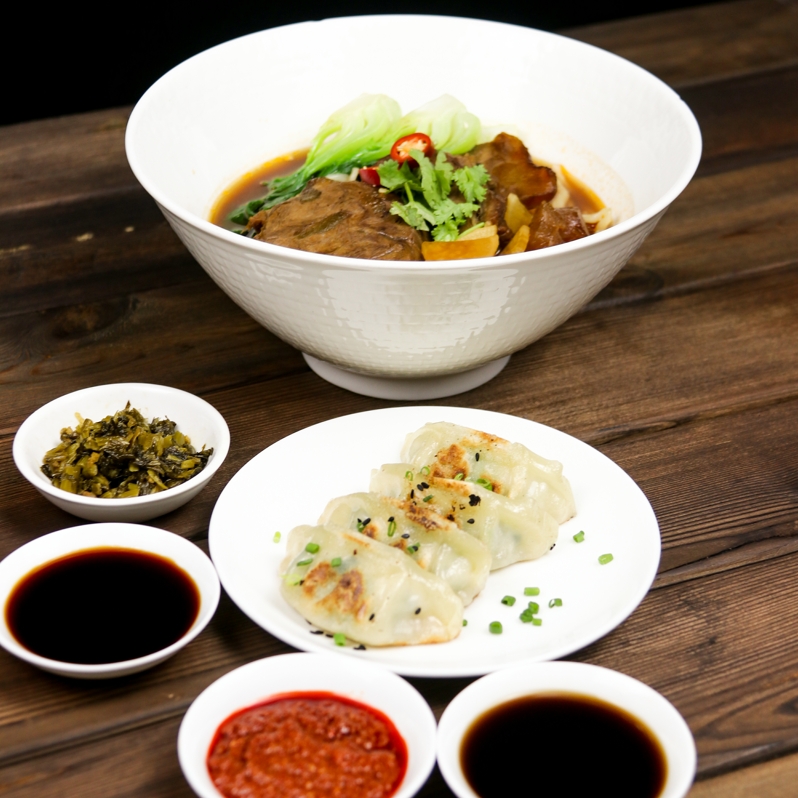 ★招牌台湾牛肉面、煎饺 Signature Taiwan beef noodles, Fried dumplings
