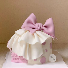 粉色蝴蝶结裙摆 · 奶油霜蛋糕