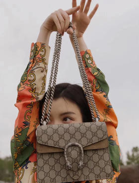 Gucci经典酒神包，尺寸也是很适合夏天的20厘米，实用又好看，可以放各种大手机，ding级原单