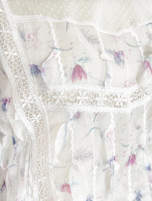 TYNVIE 领口装饰蕾丝拼接短袖上衣-印花 商品图4