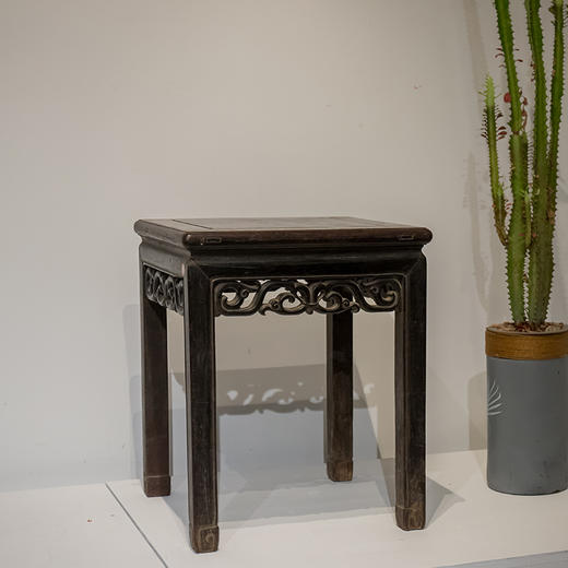 清中期 红木牙板透雕卷草纹方凳（一对） 商品图4