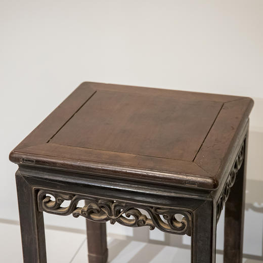 清中期 红木牙板透雕卷草纹方凳（一对） 商品图3