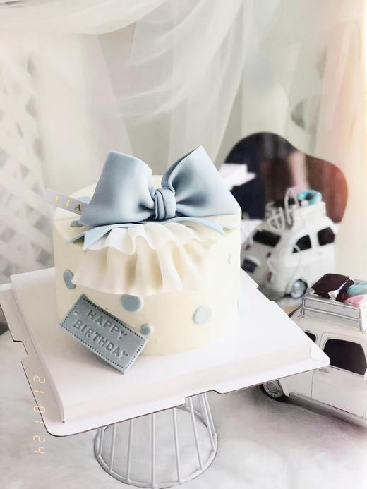 精致的蝴蝶结蛋糕，全部翻糖巧克力制作，蛋糕装饰全部可食用，需提前48小时以上预订 商品图2