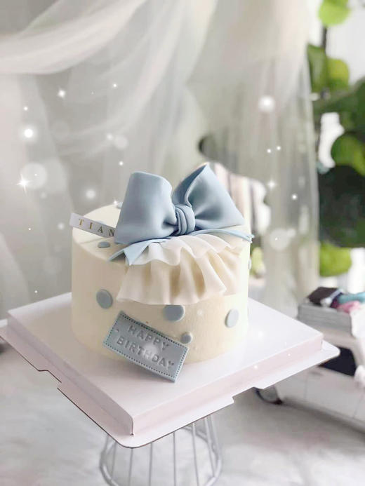 精致的蝴蝶结蛋糕，全部翻糖巧克力制作，蛋糕装饰全部可食用，需提前48小时以上预订 商品图4