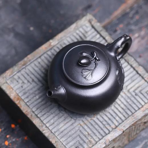 紫砂壶-开心果壶，紫泥【焐灰】，正高工王银芳作品，开心果为钮，贴花银杏叶。 商品图4