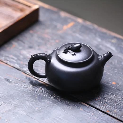 紫砂壶-开心果壶，紫泥【焐灰】，正高工王银芳作品，开心果为钮，贴花银杏叶。 商品图3