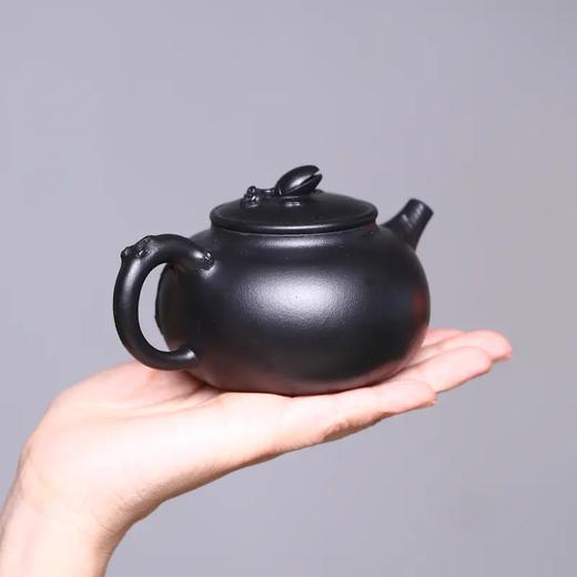 紫砂壶-开心果壶，紫泥【焐灰】，正高工王银芳作品，开心果为钮，贴花银杏叶。 商品图1