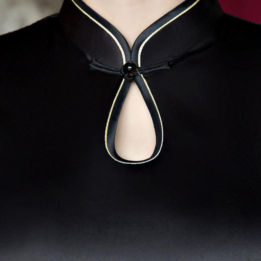 改良低开衩，蕾丝绣花露背旗袍GSJ-F100-1 商品图3