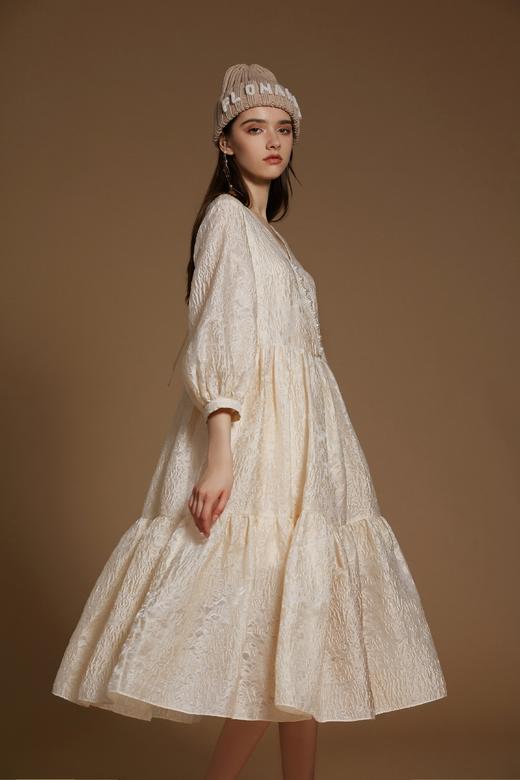 香槟色进口泡泡纱珍珠链条长连衣裙 商品图0