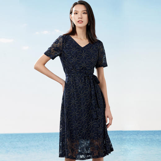 丁摩 高端蕾丝挺括v领连衣裙夏季新款收腰气质中长裙Q121154-DR299 商品图1