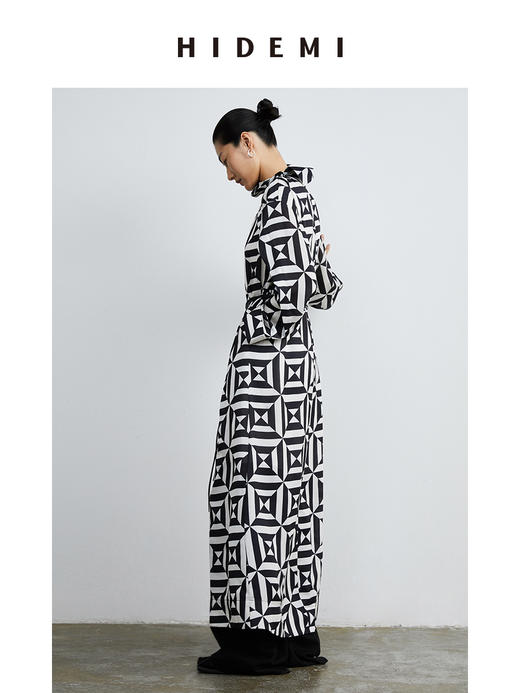 HIDEMI几何设计感黑白印花缎面连衣裙 商品图4