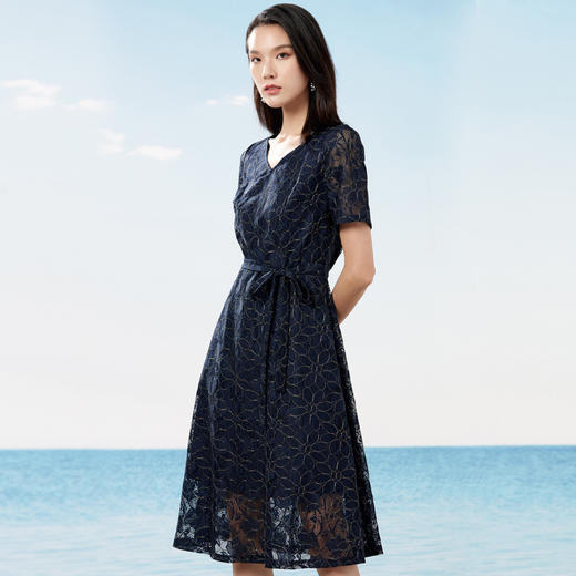 丁摩 高端蕾丝挺括v领连衣裙夏季新款收腰气质中长裙Q121154-DR299 商品图2
