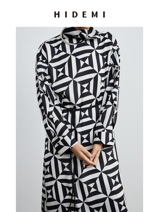 HIDEMI几何设计感黑白印花缎面连衣裙 商品图10