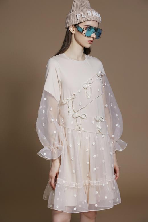 香槟色小花刺绣卫衣款连衣裙 商品图1