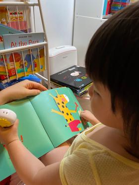 《宝宝爱说话》：1阶主要让宝宝猜声音来模仿发音，积累词汇，机关的方式实现猜谜