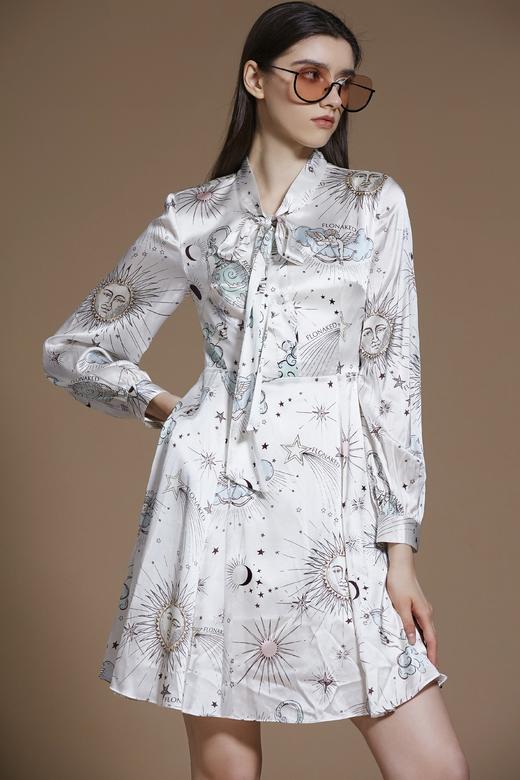 香槟色星云手绘印花真丝缎修身连衣裙 商品图1